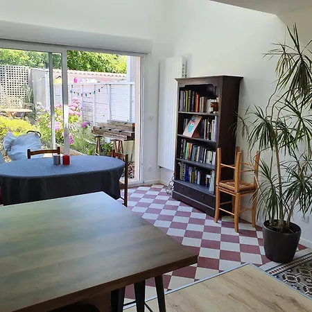 Privee En Colocation Dans Agreable Maison Avec Jardin - A Private In A Shared House With Garden Homestay