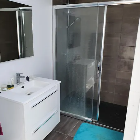 Privee En Colocation Dans Agreable Maison Avec Jardin - A Private In A Shared House With Garden Homestay