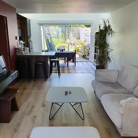 Privee En Colocation Dans Agreable Maison Avec Jardin - A Private In A Shared House With Garden