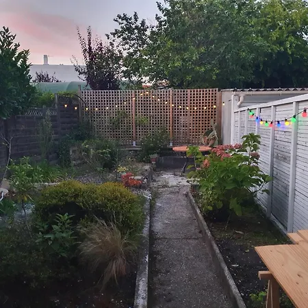 Homestay Privee En Colocation Dans Agreable Maison Avec Jardin - A Private In A Shared House With Garden *