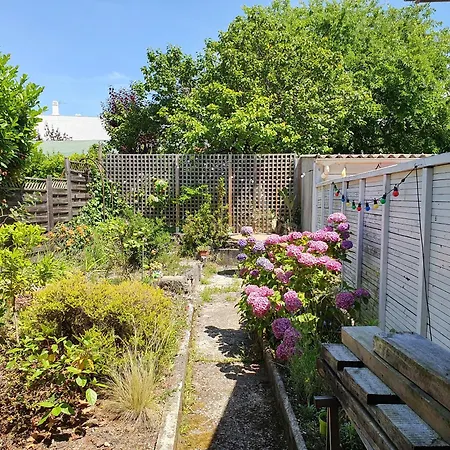 Privee En Colocation Dans Agreable Maison Avec Jardin - A Private In A Shared House With Garden Quarto em Acomodações Particulares *